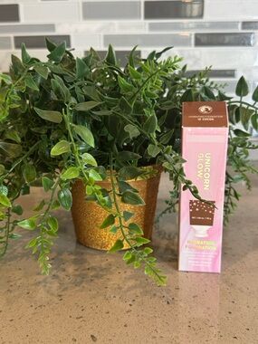 UNICORN GLOW - 12 Cocoa Hydrating Foundation